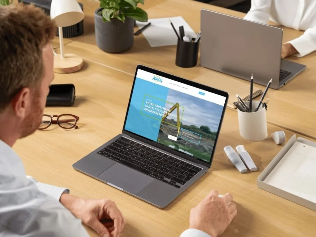 Homme consultant site internet sur ordinateur
